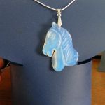 Biały opal, kamień w którym zaklęta jest tęcza, wisiorek z koniem - 