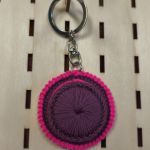 Ręcznie robiony brelok – mini kapelusz szydełkowy fioletowo- różowy - Breloczek kapelusz fioletowo- różowy