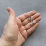 Kolczyki opal biały mleczny, fasetowane kostki 7mm srebro oksydowane 925 - Kolczyki opal biały mleczny, fasetowane kostki 7mm srebro oksydowane 925