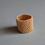 Pierścionek koralikowy złoty 2 - pierścionek z koralików