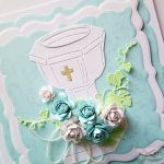 Kartka PAMIĄTKA CHRZTU z chrzcielnicą - Pamiątka Chrztu Świętego z niebiesko-białymi różyczkami