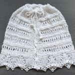 Biała pelerynka, klasyczny dodatek do komunijnego stroju - bolerko