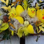 stroik Wielkanocny na stół z kurczaczkami - całość idealnie ze sobą pasuje