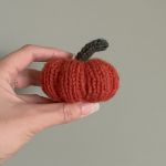 Dynia ozdobna, S, ciemnopomarańczowa - 1 szt. - Dynia ozdobna handmade, rozmiar S, kolor ciemnopomarańczowy - 1 szt.