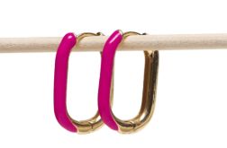 Modne kolczyki pozłacane na lato. Fuksja