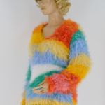 Pierzasty sweterek w kolorach tęczy. - sweterek z włosem