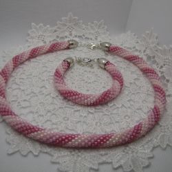 Komplet koralikowo-szydełkowy w odcieniach różu