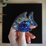 Broszka rybka, Broszka ręcznie haftowana, Artystyczna biżuteria dla kobiet - Przedstawiam wyjątkową, ręcznie haftowaną 3D broszkę w kształcie ryby, która została wykonana WYŁĄCZNIE w jednym egzemplarzu i nie będzie odtwarzana!