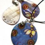 Niebieska masa perłowa w kwiaty, wisior i kolczyki, zestaw biżuterii - 