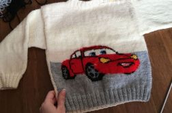 sweterek dziecięcy auto z kremowym tłem