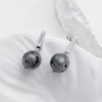 Klasyczne kolczyki w kolorze srebrnym z Larvikitem. - 