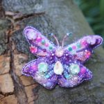 Broszka z haftowanym motylem do płaszcza, torby - Przypnij go do płaszcza lub torebki i miej go zawsze przy sobie.