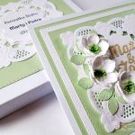 Kartka MĄŻ & ŻONA z białymi kwiatami - Seledynowo-biała kartka na ślub w pudełku