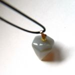Ochronny szary agat, antystresoway kamień, wisiorek uniseks - wahadełko - 
