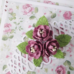 Kartka ROCZNICA ŚLUBU z kwiatowym tłem - Różowo-biała kartka na rocznicę ślubu z kwiatami