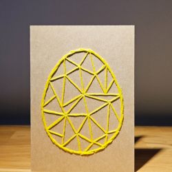 Kartka Wielkanocna - ręcznie haftowana - Pisanka żółta (jaskrawy)