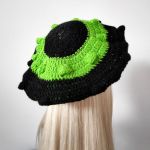Ozdobny, czarno-zielony beret w paseczki - Ozdobna czapka