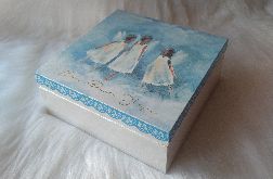 perłowobiała szkatułka z tańczącymi aniołkami