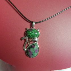 Zielony zoizyt z rubinem, wisiorek z kotkiem, kot