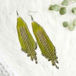 Kolczyki Wasabi limonkowe frędzelki styl boho - widok z boku