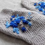 Mitenki z niebieskimi kwiatkami - 