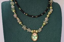Naszyjnik składający się dwóch sznurów z kamieniem w odcieniu jasnej zieleni i szklanymi koralikami oraz szklanym wisiorkiem