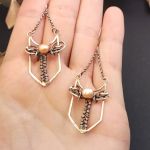 Srebrne kolczyki z różową perłą | Eleganckie kolczyki z motywem miecza - kolczyki z perłą