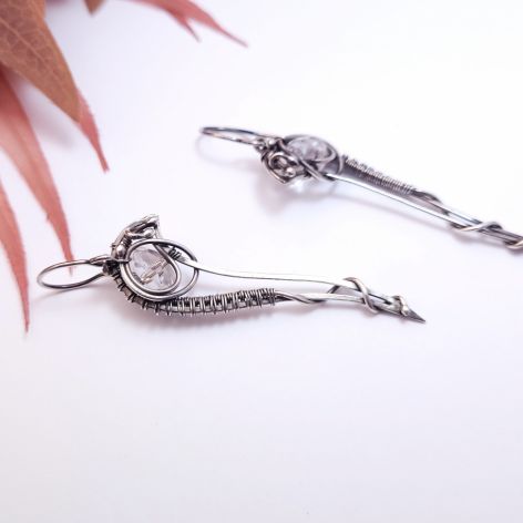 Długie srebrne kolczyki z kryształem – lekkie, eleganckie, ręcznie robiona biżuteria