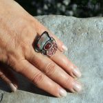 Kamienny synkretyzm - duży pierścionek z kamieniami