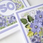 Kartka URODZINOWA z fioletowymi kwiatami #1 - Fioletowo-biała kartka urodzinowa w pudełku