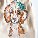 Kosmetyczka/ piórnik - Piesek - Nie lubimy, żeby się marnowały małe skrawki. Naszym kolejnym pomysłem na ich wykorzystanie jest szycie różnych etui. Pomieścisz w nich różne skarby. Tym razem to kosmetyczka / piórnik zamykana na metalowy bigiel Na przodzie znajduje się wyszyty maszynowo 