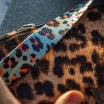 Mini torebka z weluru w panterkę - 