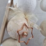 Drewniana choinka w bieli  z gwiazdami LED - 