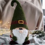 Krasnal świąteczny, Maskotka skrzat, Dekoracja wnętrz, Prezent na święta - Duży, ręcznie wykonany na szydełku skrzat świąteczny to wyjątkowa dekoracja, która wprowadzi do wnętrza ciepłą i przytulną atmosferę Bożego Narodzenia i Nowego Roku.  Skrzat będzie również oryginalnym prezentem dla rodziny lub przyjaciół. W tradycji skrza