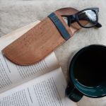 Etui na okulary z korka - Czas na odpoczynek z ulubioną książką i kubkiem gorącej kawy!