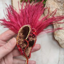 Ręcznie robiona broszka kwiat z kryształkami i piórami