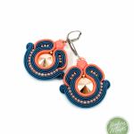 Delikatne, pastelowe kolczyki sutasz/soutache z błyszczącymi kryształkami Preciosa, idealne do codziennych stylizacji.  - Kolczyki do codziennych stylizacji