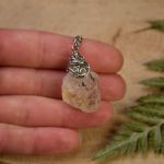 Wisiorek talizman surowy cytryn amulet - Wykonany techniką wire wrapping ze stali chirurgicznej