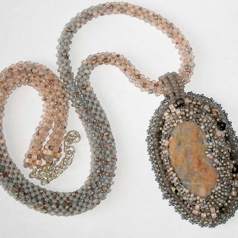 wisior beaded embroidery melanż