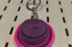 Ręcznie robiony brelok – mini kapelusz szydełkowy fioletowo- różowy