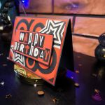 Kartka urodzinowa w stylu gry Persona 5 - Widok z boku