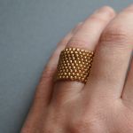 Pierścionek koralikowy złoty 2 - pierścionek na prezent