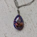 Komplet biżuterii z żywicy epoksydowej z suszonymi kwiatami - wisiorek i kolczyki | KROPLA WIOSNY - 3