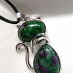 Zielony zoizyt z rubinem, wisiorek z kotkiem, kot - 