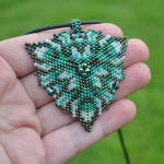 Zielony wisior z kryształkami - zielony trójkąt