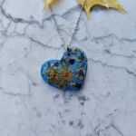 Wisiorek z żywicy z zatopionymi kwiatkami - 2