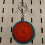 Ręcznie robiony brelok – mini kapelusz szydełkowy pomarańczowo- turkusowy - Breloczek kapelusz pomarańczowo- turkusowy