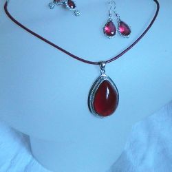 Biżuteria vintage z rubinowymi kryształami