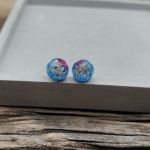 Kolczyki Niebieska Łąka – ręcznie robione kolczyki z żywicy z zatopionymi kwiatami - 2