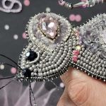 Broszka "Myszka ciemna z różą" haftowana cekinamy i koralikami - "Myszka ciemna z różą" broszka haftowana cekinamy i koralikami